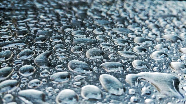 La lluvia eléctrica también puede corroer el metal
