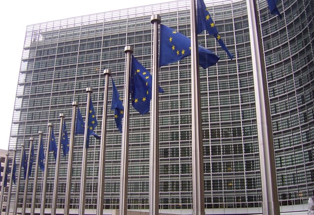 Macron y Sánchez rechazan los centros de retorno fuera de la UE