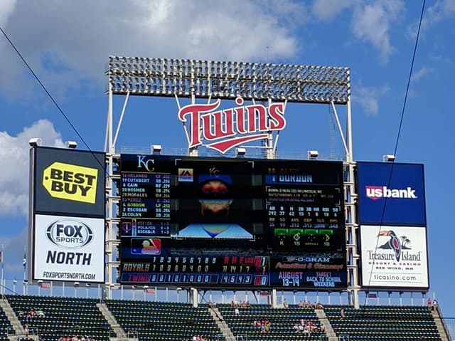 Los Twins remontan ante los Royals con un final de Brooks Lee